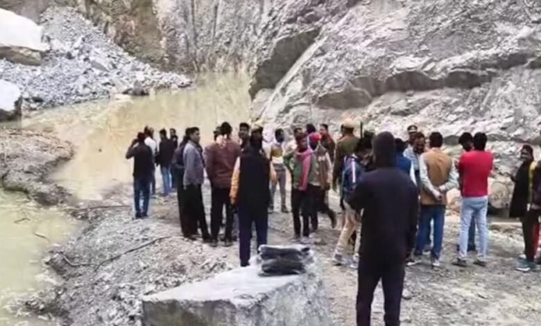 सोनभद्र-खदान-हादसा:-पांच-और-शव-बरामद,-मलबे-में-दर्जन-भर-मजदूर-फंसे-होने-का-अंदेशा
