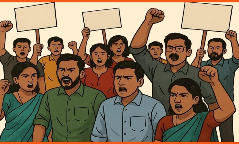 बैतूल-में-संविदा-कर्मचारियों-का-अनोखा-प्रदर्शन,-थाली-चम्मच-लोटा-बजाकर-आदिवासी-विकास-विभाग-के-खिलाफ-आंदोलन