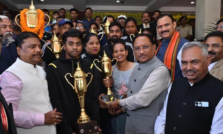 रायपुर-:-मुख्यमंत्री-ने-ऑल-इंडिया-फ़ॉरेस्ट-स्पोर्ट्स-मीट-के-विजेता-खिलाड़ियों-से-मुलाकात-कर-दी-बधाई