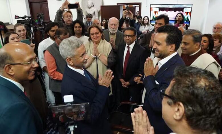 रूस-में-भारतीयों-से-मिले-जयशंकर,-हाथ-जोड़कर-किया-अभिवादन—तस्वीरें-वायरल