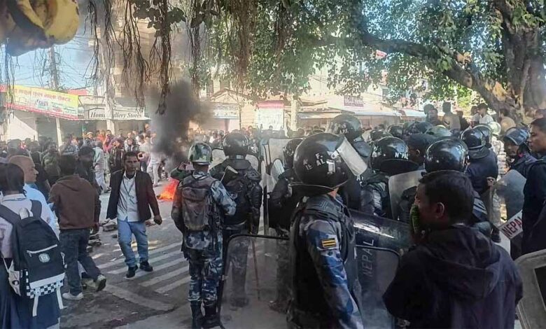 नेपाल-में-फिर-भड़का-गुस्सा:-gen-z-सड़कों-पर-उतरे,-कई-शहरों-में-कर्फ्यू-लागू