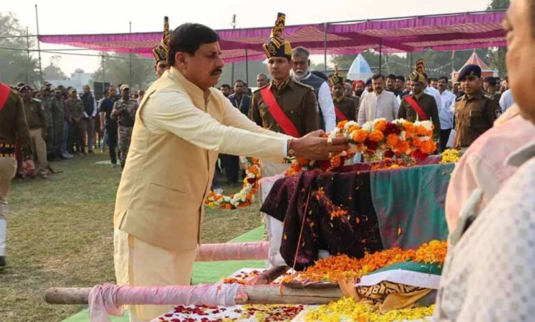 शहीद-इंस्पेक्टर-आशीष-शर्मा-को-अंतिम-विदाई,-cm-मोहन-यादव-ने-दिया-कंधा;-भाई-को-सब-इंस्पेक्टर-बनाने-की-घोषणा