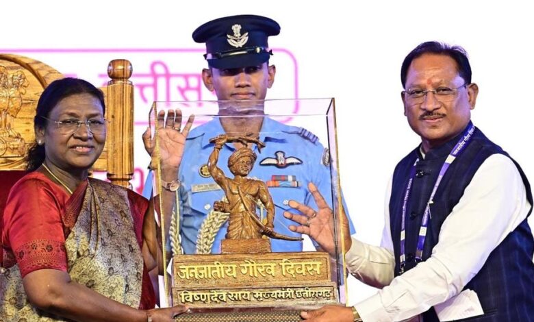 रायपुर-में-जनजातीय-गौरव-दिवस:-cm-विष्णु-देव-साय-ने-राष्ट्रपति-द्रौपदी-मुर्मु-को-भेंट-की-बिरसा-मुंडा-की-बस्तर-आर्ट-प्रतिमा