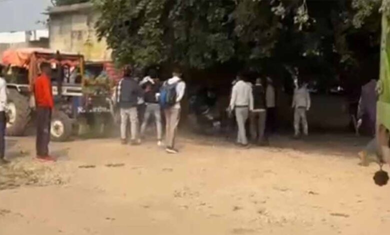 मुरैना-मंडी-में-बवाल:-बाजरा-तुलवाने-की-होड़-में-किसानों-की-लात-घूंसों-से-शुरू-हुई-लाठीबाजी