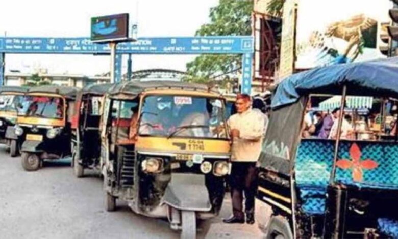 स्टेशन-परिसर-में-ऑटो-चालकों-की-मनमानी:-3-किमी-दूरी-का-80–100-रुपए-किराया