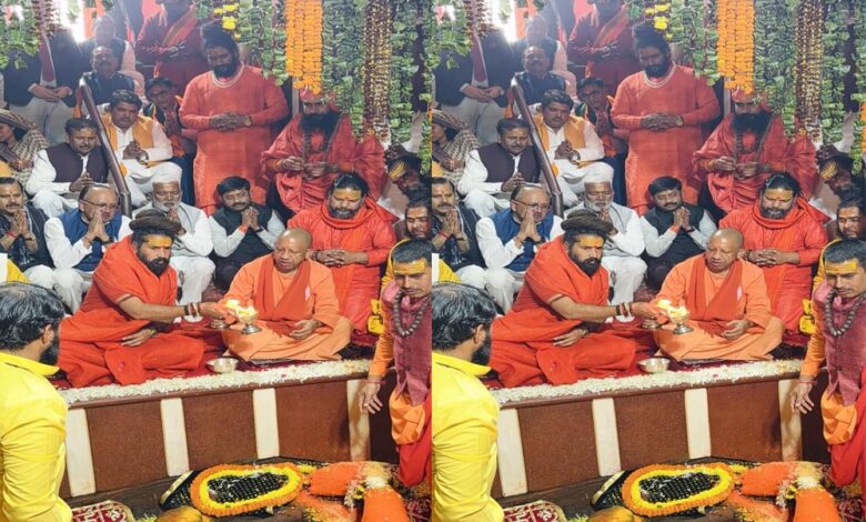 सीएम-योगी-ने-किया-मां-गंगा-का-पूजन,-बड़े-हनुमान-के-चरणों-में-झुकाया-शीश
