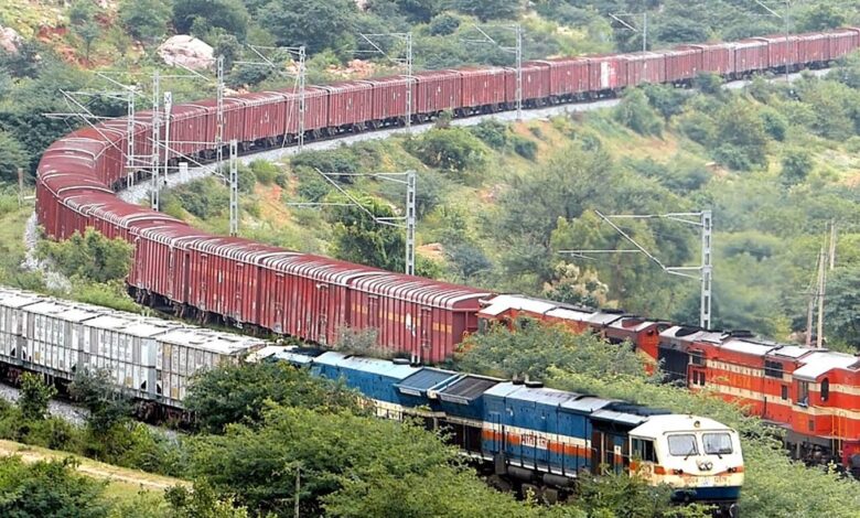 देश-की-मजबूत-इकोनॉमी-का-सबूत:-रेलवे-ने-पार-किया-1-बिलियन-टन-का-रिकॉर्ड
