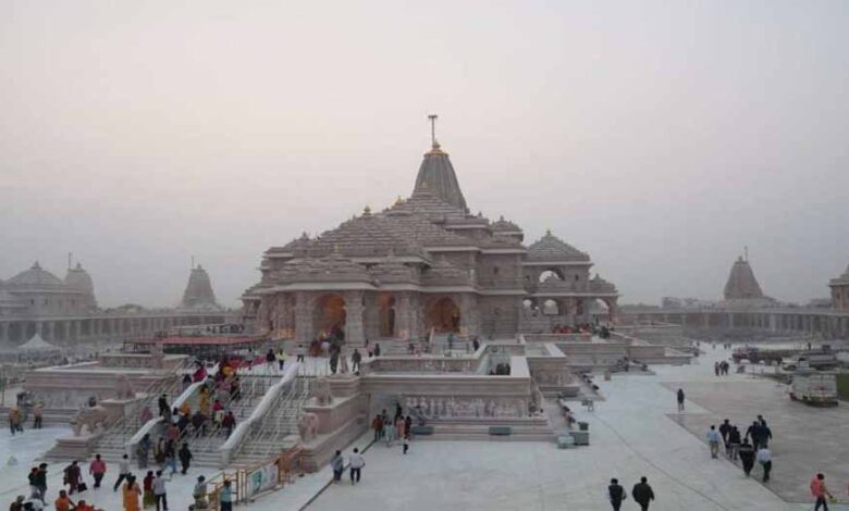 राम-मंदिर-में-30-मिनट-के-शुभ-मुहूर्त-पर-पीएम-मोदी-करेंगे-ध्वजारोहण,-काशी-से-पहुँचा-विद्वानों-का-दल