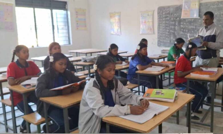 आखिर-पहुंची-उम्मीद-की-रोशनी:-पतुरियाडाँड़-हाई-स्कूल-में-अंग्रेजी-व्याख्याता-मिलने-से-छात्रों-के-सपनों-को-मिली-नई-उड़ान