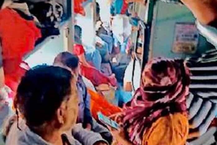 ट्रेनों-में-भारी-भीड़-जारी,-स्पेशल-ट्रेनों-की-लेटलतीफी-से-यात्रियों-की-बढ़ी-मुश्किलें