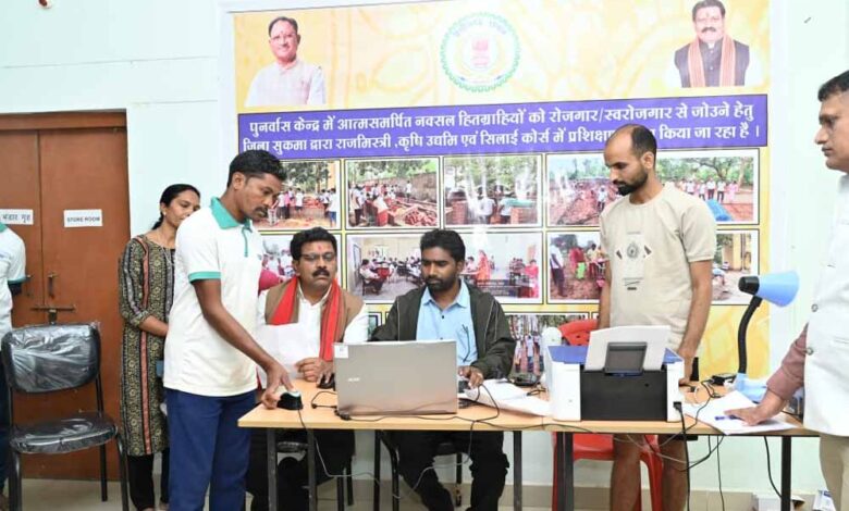 पुनर्वासित-युवाओं-के-साथ-उपमुख्यमंत्री-ने-लगाई-चौपाल,-खुद-बैठकर-युवाओं-के-बनवाये-आधारभूत-दस्तावेज