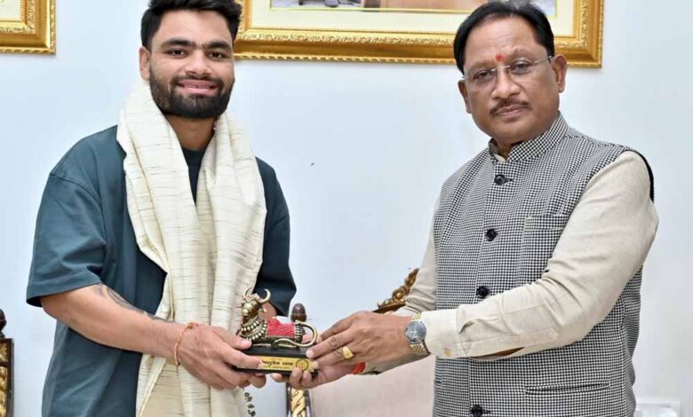 भारतीय-क्रिकेट-टीम-के-बल्लेबाज़-रिंकू-सिंह-ने-मुख्यमंत्री-से-की-सौजन्य-मुलाकात