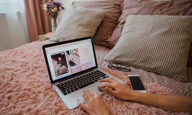 बिस्तर-पर-लैपटॉप-चलाना-पड़ेगा-भारी,-मदरबोर्ड-जलने-का-बढ़-जाता-है-खतरा