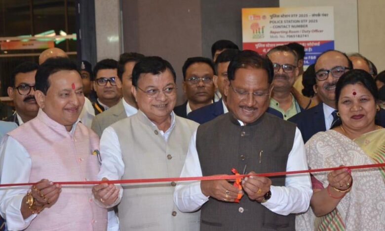 रायपुर-:-अंतरराष्ट्रीय-व्यापार-मेले-में-मुख्यमंत्री-विष्णुदेव-साय-ने-छत्तीसगढ़-पेवेलियन-का-किया-अवलोकन