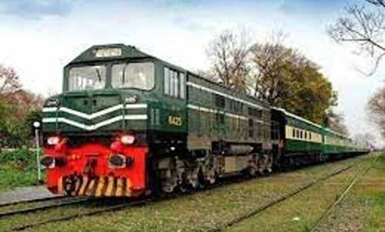 पाकिस्तान-की-‘सबसे-असुरक्षित’-जाफ़र-एक्सप्रेस-पर-फिर-हमला,-डेढ़-महीने-में-छठी-वारदात!