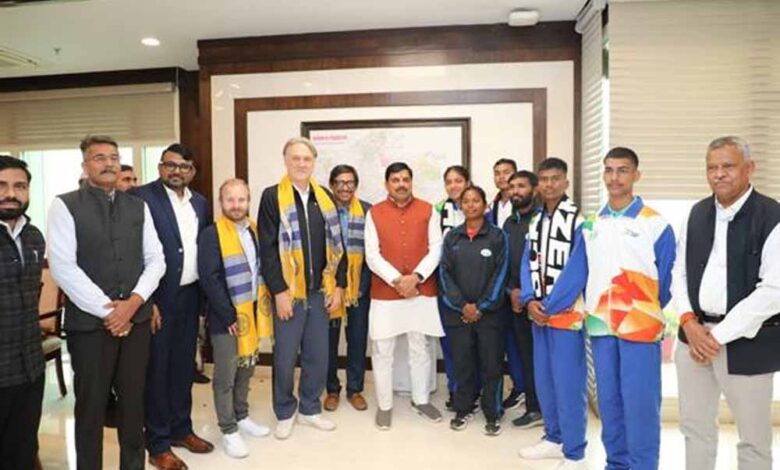 मुख्यमंत्री-डॉ.-यादव-से-मिले-मिनी-ब्राजील-(विचारपुर)-के-होनहार-फुटबॉल-खिलाड़ी