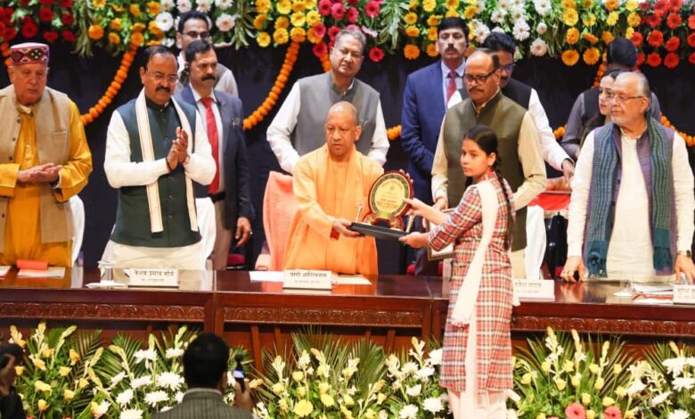 हमारा-संविधान-दुनिया-का-सबसे-बड़ा-और-भारत-की-अनेकता-को-एकता-में-जोड़ने-वाला-हैः-मुख्यमंत्री-योगी-आदित्यनाथ