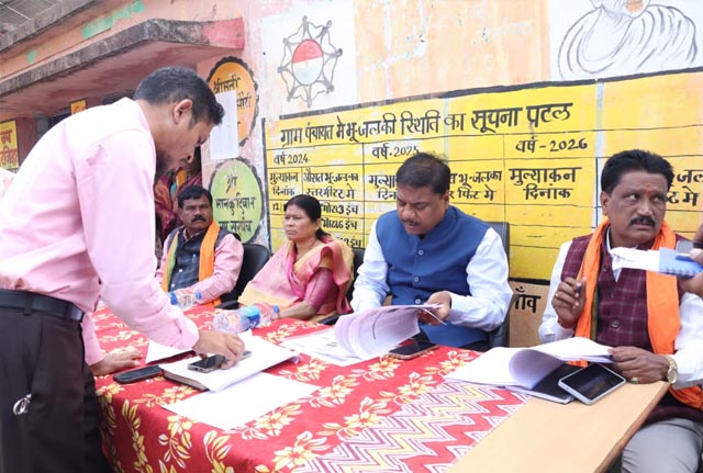 रायपुर-:-वनमंत्री-केदार-कश्यप-ने-ग्रामीणों-को-किया-जागरूक,-मतदाता-सूची-के-विशेष-गहन-पुनरीक्षण-में-सहयोग-का-आग्रह