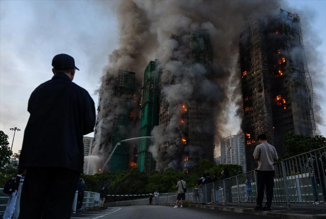 हॉन्ग-कॉन्ग-में-भीषण-अग्निकांड:-31-मंजिला-टावर-में-लगी-आग-से-44-की-मौत,-सैकड़ों-लापता