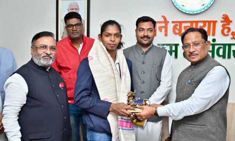 मुख्यमंत्री-साय-ने-महिला-कबड्डी-विश्व-कप-की-स्टार-खिलाड़ी-संजू-देवी-को-दी-बधाई