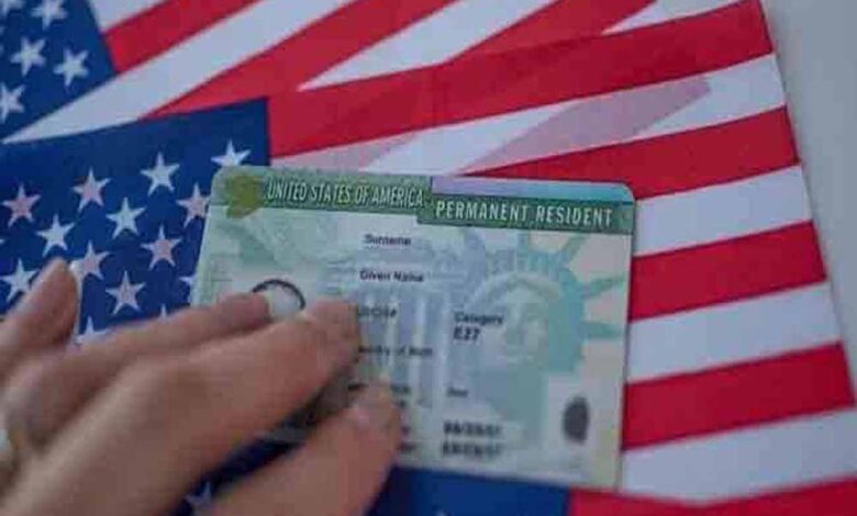 ग्रीन-कार्ड-इंटरव्यू-बना-जाल:-अमेरिकी-एजेंसी-ने-मौके-पर-पहनाईं-हथकड़ियां