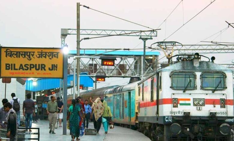 बिलासपुर-स्टेशन-पर-rpf-की-नजरों-से-बचते-अवैध-वेंडर,-कमर्शियल-टीम-ने-29-पकड़े