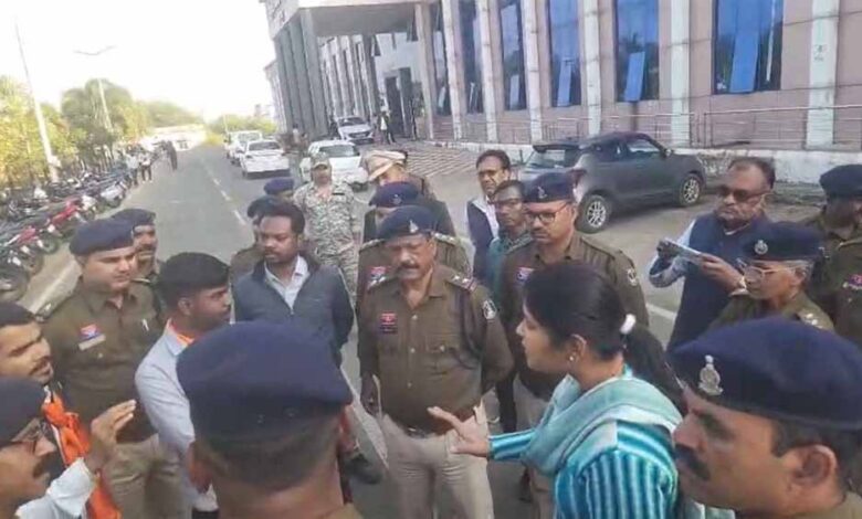 पेड़-पर-छात्र-को-लटकाने-का-मामला:-एबीवीपी-का-उग्र-प्रदर्शन,-कलेक्ट्रेट-का-मेन-गेट-तोड़ा,-sdm-बोली-–-‘आग-लगा-दो’