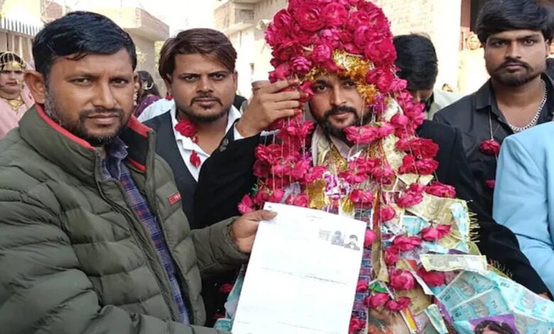 फ़र्ज़-पहले,-शादी-बाद!-घोड़ी-पर-चढ़ने-से-पहले-दूल्हे-से-भरवाया-sir-फॉर्म,-blo-का-कमाल