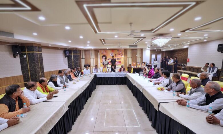 केंद्रीय-मंत्री-सिंधिया-ने-कार्यकर्ताओं-से-की-बैठक,-बोले—‘अब-मेरी-गाड़ी-में-मंडल-अध्यक्ष-और-आम-कार्यकर्ता-भी-बैठेंगे’