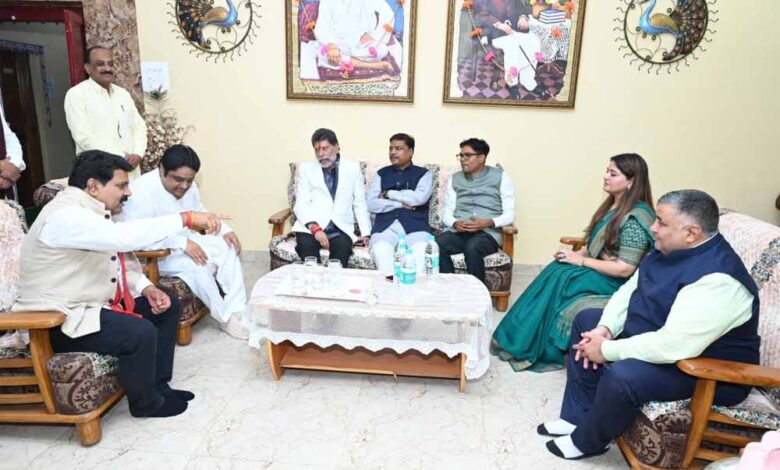 महान-संत-कबीर-साहेब-के-पवित्र-धाम-दामाखेड़ा-आश्रम-में-पर्यटन-मंत्री-राजेश-अग्रवाल-का-धर्मगुरु-प्रकाश-मुनिनाम-से-सौजन्य-भेंट