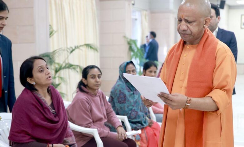 आमजन-की-समस्याओं-के-समाधान-पर-निगरानी-रखें-जनपदों-में-तैनात-पुलिस-के-वरिष्ठ-अधिकारीः-मुख्यमंत्री-योगी-आदित्यनाथ