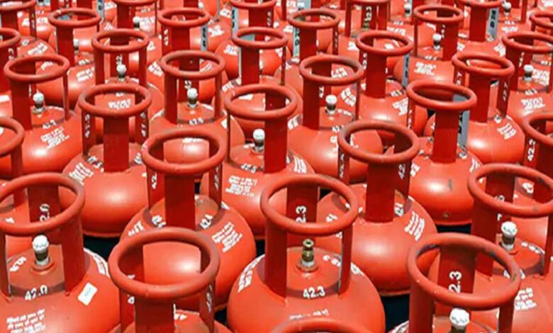 सस्ता-हुआ-lpg-सिलेंडर,-लेकिन-डिलीवरी-के-लिए-जानना-जरूरी-ये-4-अंक;-घरेलू-गैस-की-डिलीवरी-व्यवस्था-बदली