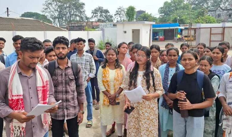 छात्रों-ने-sdm-को-सौंपा-ज्ञापन,-कॉलेज-के-रास्ते-से-शराब-दुकान-हटाने-की-मांग