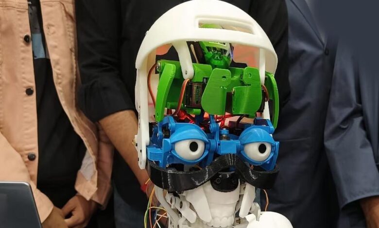 आईआईटी-दिल्ली-के-छात्रों-ने-बनाया-‘जिंदा-रोबोट’,-जो-पलकें-झपकाता-और-आंखें-घुमाता-है-–-कटे-हाथ-पैर-की-कमी-नहीं-होगी!