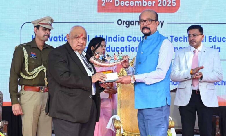 नवाचार-केवल-प्रयोगशालाओं-और-कक्षाओं-तक-सीमित-नहीं-रहना-चाहिए,-इसे-समाज-से-जोड़ना-होगा-:-राज्यपाल-डेका