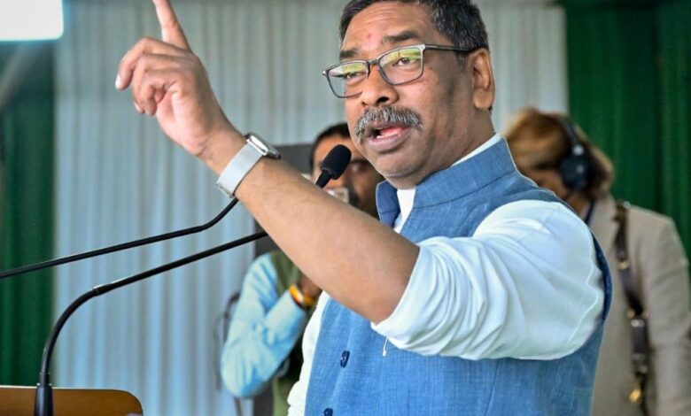 झारखंड-की-राजनीति-में-हलचल:-पोस्टर-हटे,-साथी-गायब-और-हेमंत-सोरेन-दिल्ली-रवाना—कुछ-तो-बड़ा-पक-रहा-है!