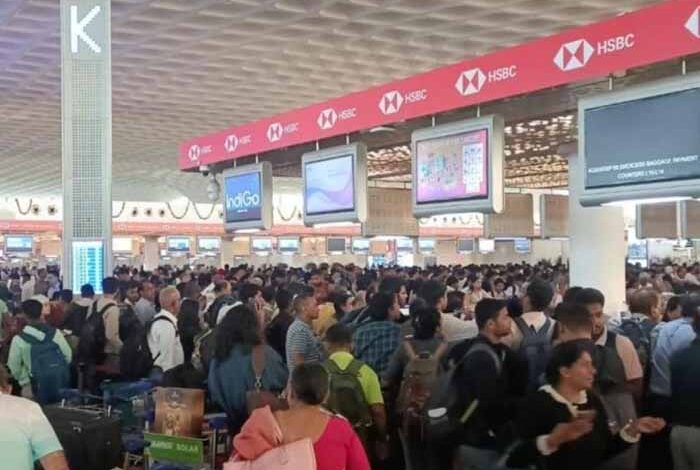 इंडिगो-की-लगातार-उड़ानें-रद्द:-देशभर-के-एयरपोर्ट्स-पर-हंगामा,-आखिर-क्यों-बिगड़ी-ऑपरेशन-की-चेन?