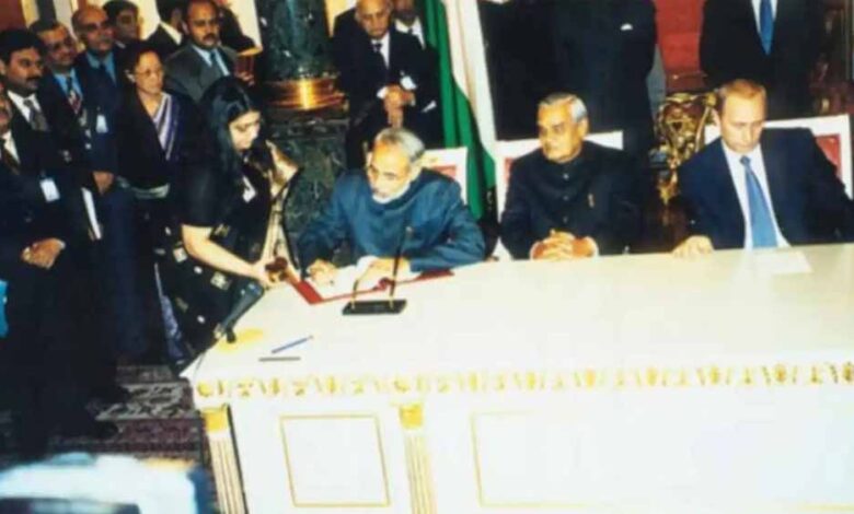 25-साल-की-दोस्ती-का-असर!-भारत-दौरे-से-पहले-पुतिन–मोदी-की-पुरानी-तस्वीर-ने-मचाई-हलचल