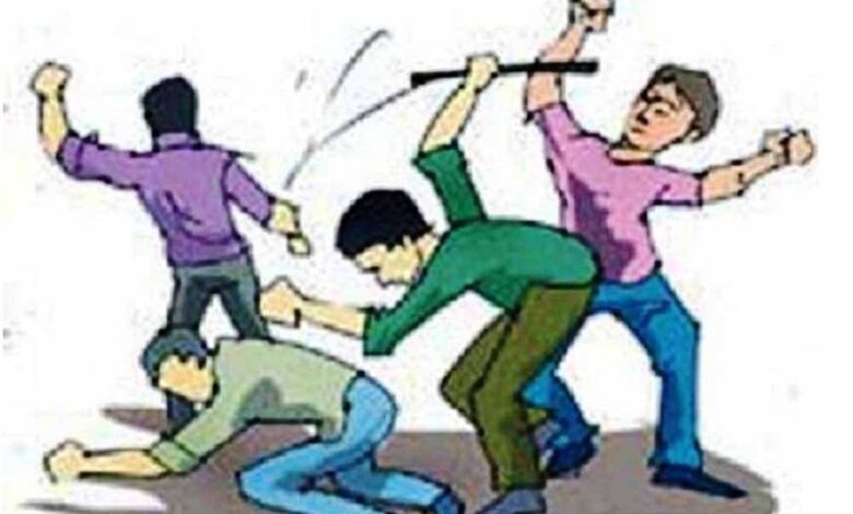 जबलपुर-में-गुंडागर्दी:-दबंगों-ने-क्लासरूम-से-छात्र-को-घसीटा,-बेरहमी-से-पीटा