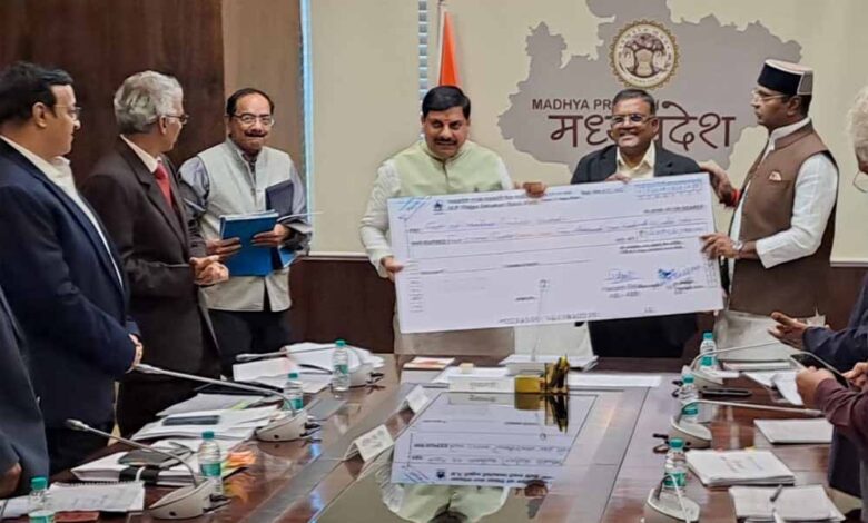 अपेक्स-बैंक-ने-मुख्यमंत्री-को-सौंपा-4.27-करोड़-का-लाभांश,-सहकारिता-विभाग-की-समीक्षा-बैठक-में-हुआ-हस्तांतरण