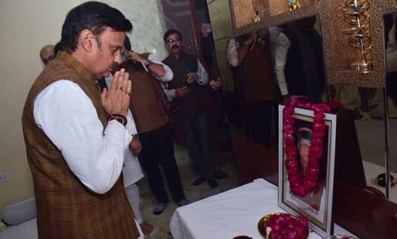 उप-मुख्यमंत्री-शुक्ल-ने-स्व.-कीर्ति-नारायण-द्विवेदी-को-श्रद्धांजलि-दी