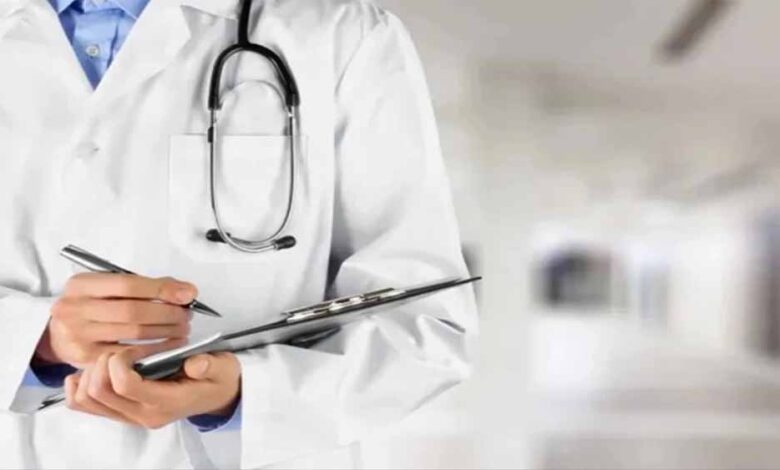 इंदौर-में-सरकारी-डॉक्टरों-की-मनमानी:-निजी-अस्पताल-भेजने-पर-एक-निलंबित,-एक-की-15-दिन-की-सैलरी-कटी