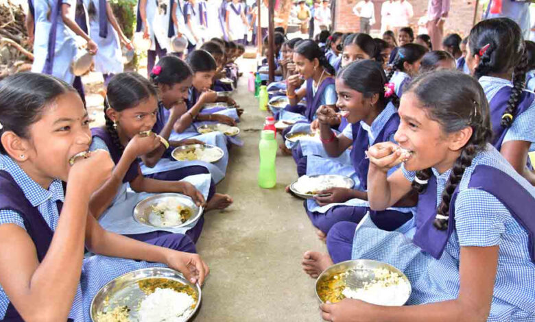 सतना-सीईओ-का-फरमान:-मिडडे-मील-में-एल्युमिनियम-छोड़ें,-लोहे-की-कड़ाही-में-बनाएं-खाना