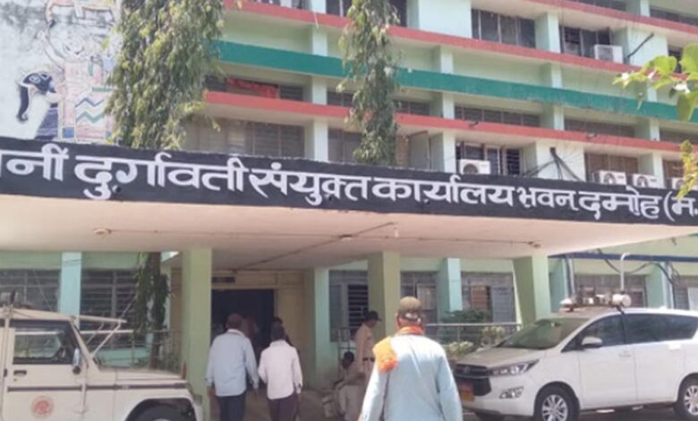 दमोह-छात्रावास-में-46-लाख-के-घोटाले-का-खुलासा,-डिप्टी-कलेक्टर-सहित-दो-अधिकारी-निलंबित