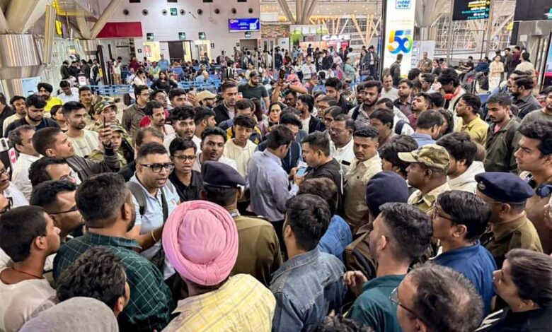 दिल्ली-एयरपोर्ट-से-हवाई-यातायात-ठप:-इंडिगो-ने-एक-ही-दिन-में-रद्द-कीं-550-उड़ानें,-यात्रियों-में-हड़कंप