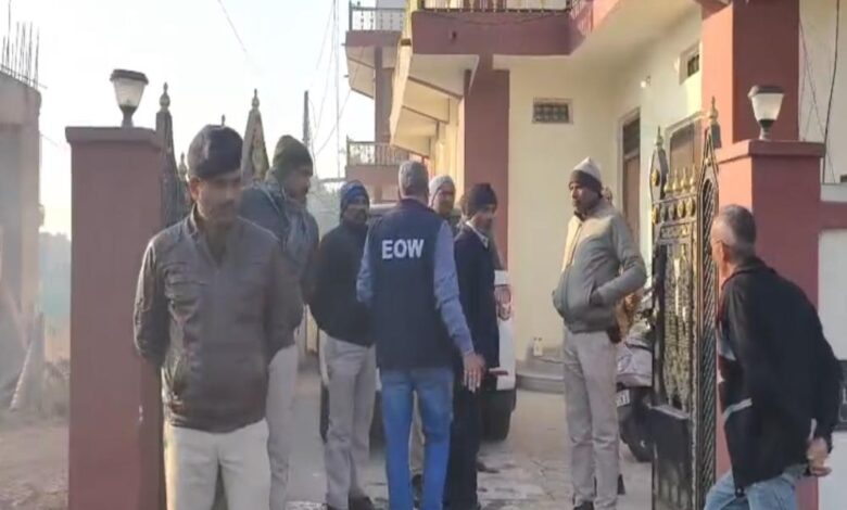 शिक्षक-के-घर-पर-eow-का-छापा,-6-टीमों-ने-सुबह-सुबह-दी-दबिश,-दस्तावेजों-की-गहन-जांच-जारी