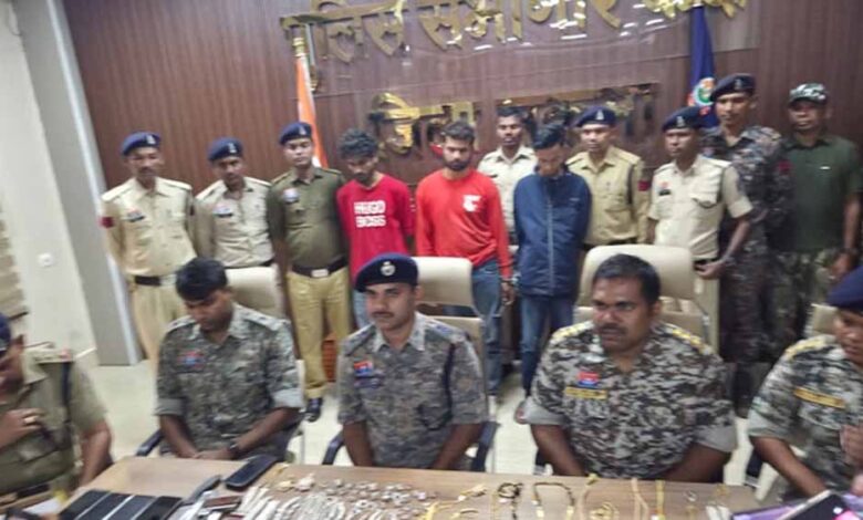 दुर्गा-ज्वेलर्स-लूट-का-खुलासा:-तीन-आरोपियों-को-हथियारों-सहित-गिरफ्तार,-ज्वेलरी-बरामद