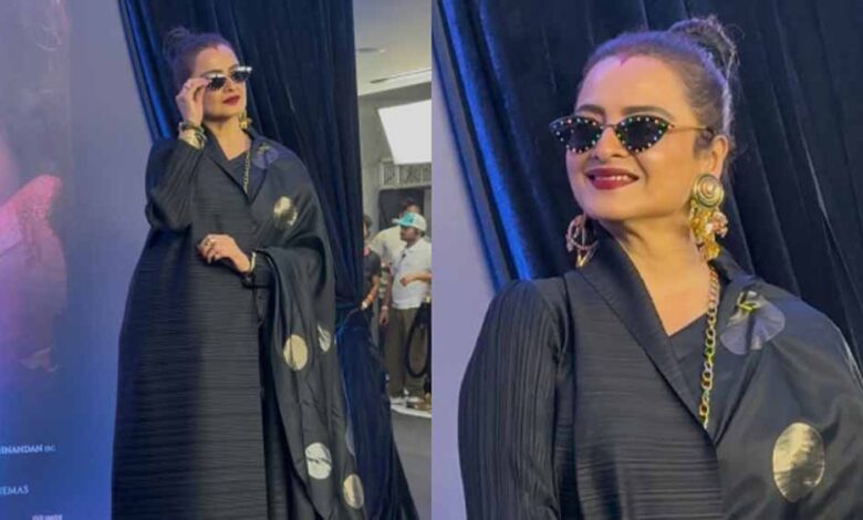 ब्लैक-साड़ी-में-रेखा-का-आइकॉनिक-अंदाज़-वायरल,-वेडिंग-सीजन-में-छा-सकता-है-उनका-ये-लुक