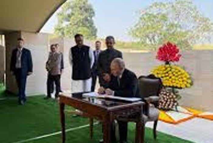 विश्व-शांति-के-महानायक-गांधी:-राष्ट्रपति-पुतिन-ने-किया-महात्मा-गांधी-के-योगदान-का-स्मरण