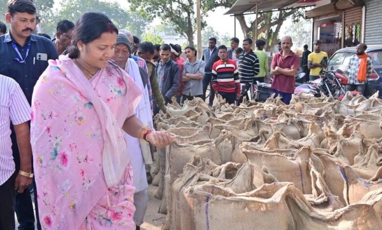 रायपुर-:-मंत्री-श्रीमती-लक्ष्मी-राजवाड़े-ने-भटगांव-विधानसभा-के-धान-खरीदी-केंद्रों-का-किया-निरीक्षण